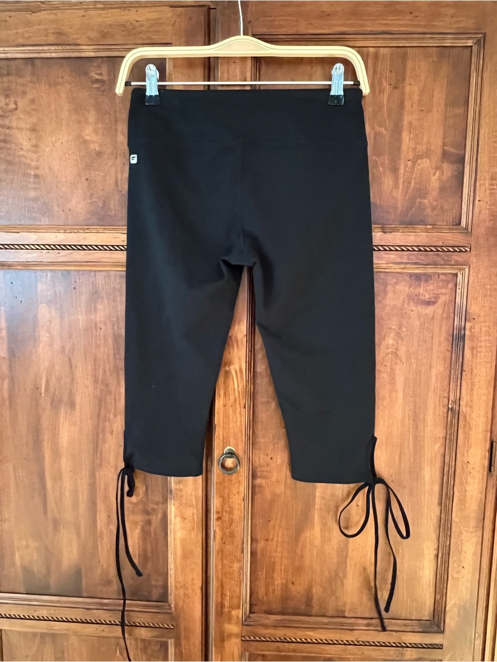 Fabletics Salar Gardenia Capri leggings | black | lace-up tie at the hem |no tag